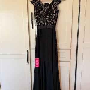 Betsy & Adam Black and Cream Lace Maxi Dress